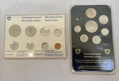 Deux types différents de pièces d'argent se trouvent dans un étui en plastique.