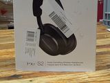 emballage d'un casque audio posé sur une table en bois dans un magasin