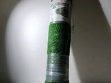 un rouleau de gazon synthétique emballé dans du plastique