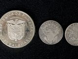 trois pièces d'argent et une pièce d'argent sur un fond noir