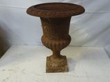 un petit vase en bois posé sur une table blanche