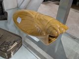 une vitrine en verre contenant divers objets