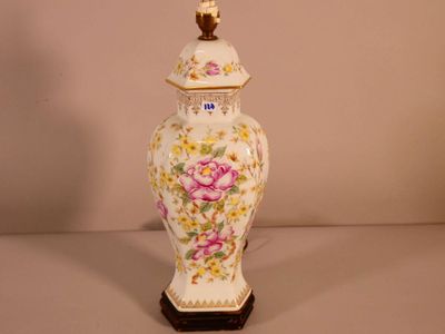 Vase couvert hexagonal en porcelaine à décor floral et rehau… - Photo 1