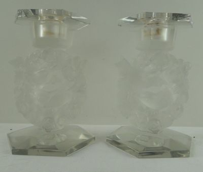 deux vases en verre transparent posés sur une table devant un fond blanc