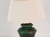 une photo d'une lampe de table verte surmontée d'un abat-jour blanc