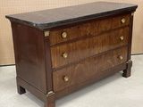 une commode en bois avec un plateau en marbre