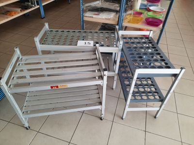trois étagères métalliques posées à même le sol dans un magasin