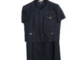 une chemise et une jupe noires sont suspendues à un cintre