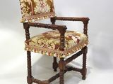 une chaise en bois dont l'assise est recouverte d'un tissu à motifs floraux