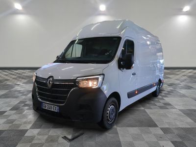 la photo d'une camionnette blanche sur un sol en damier