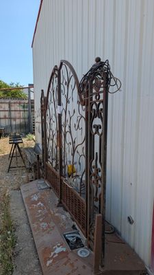une clôture installée à côté d'un bâtiment