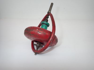 une borne d'incendie rouge avec un chapeau vert sur un fond blanc