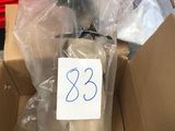 une boîte en carton contenant une paire de ciseaux