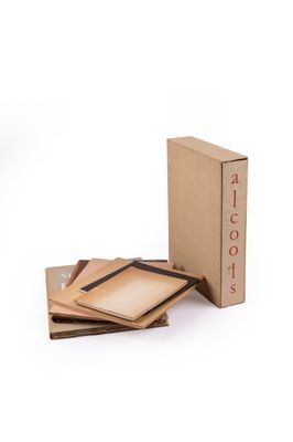une image représentant une boîte en carton contenant quatre feuilles de papier