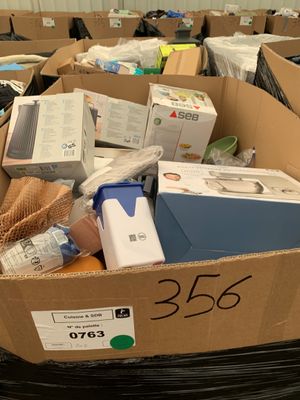 une boîte en carton remplie de matériel électronique dans une pièce