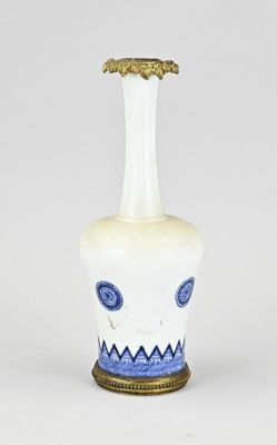 un vase blanc et bleu posé sur une table