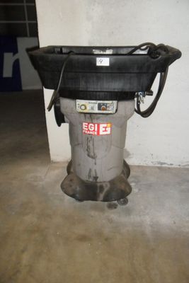l'image d'une machine installée dans un garage