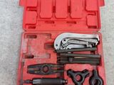 une trousse à outils dans une mallette rouge posée par terre