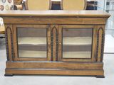 une table en bois avec deux chaises et une vitrine
