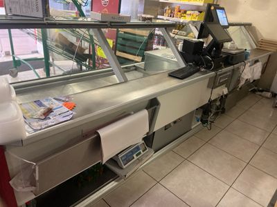 une photo du comptoir de charcuterie d'une épicerie