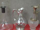 beaucoup de vases en verre posés sur une table rouge