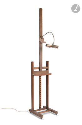 une lampe posée sur un support en bois