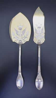 deux cuillères et une fourchette décorées d'un motif