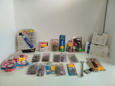 de nombreux outils de toutes sortes sur la table
