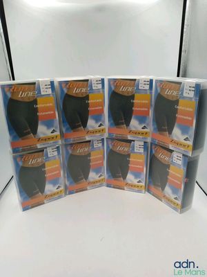 six paires de sous-vêtements pour hommes sont empilées les unes sur les autres