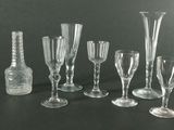 beaucoup de verres à vin et une bouteille sur la table