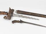 trois types d'armes différents sont exposés sur une surface blanche