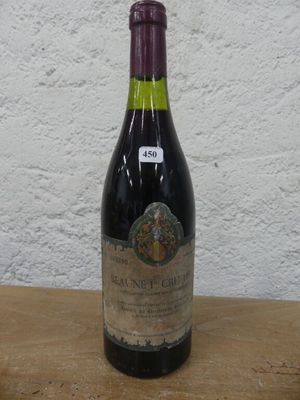 une bouteille de vin posée sur une table