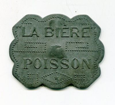 une plaque en pierre sur laquelle est inscrit « la pierre poisson »