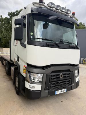 un camion blanc garé dans un parking