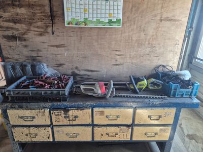 un établi sur lequel sont posés tout un tas d'outils