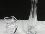 une paire de vases en verre transparent posés sur une nappe blanche