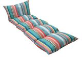 un gros plan sur un coussin de chaise longue à rayures colorées