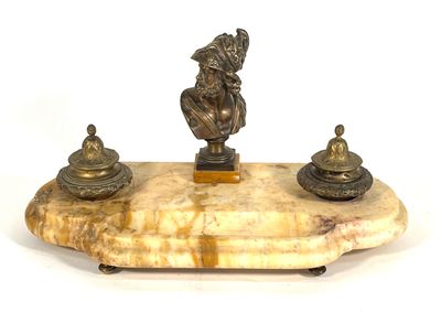 Encrier en bronze patiné et marbre beige veiné, à décor d'un…