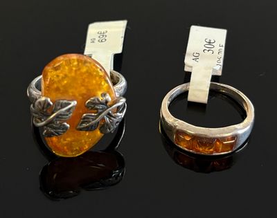 paire de bagues en argent et ambre sur fond noir, avec étiquette de prix