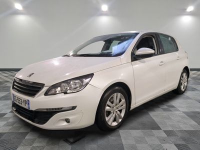 la voiture blanche est garée sur un carrelage à carreaux