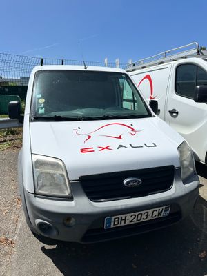 une camionnette blanche garée à côté d'une camionnette blanche dans un parking