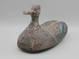 une image représentant un canard assis sur une table