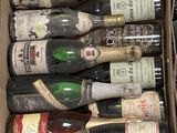 plusieurs bouteilles de vin dans une caisse sur la table