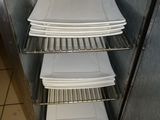 une pile d'assiettes posée sur un égouttoir dans une cuisine