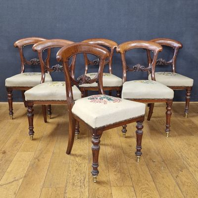 SUITE DE SIX CHAISES DE SALLE A MANGER à dossier ajouré à ba…