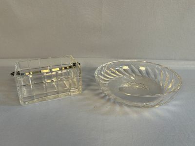 une paire de cendriers en verre transparent et un cendrier en verre transparent
