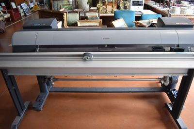 la machine est posée sur la table dans la pièce