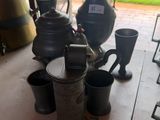 de nombreux types de vases et de pichets sur la table