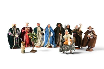 de nombreuses figurines représentant des personnes vêtues de costumes variés