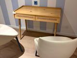 deux chaises et une table dans une pièce aux murs rayés de bleu et de blanc